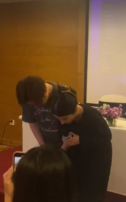 Vợ chồng Bà Nhân Vlog tổ chức họp báo: Cúi đầu xin lỗi bác sĩ trong drama thụ tinh nhân tạo Ảnh 4