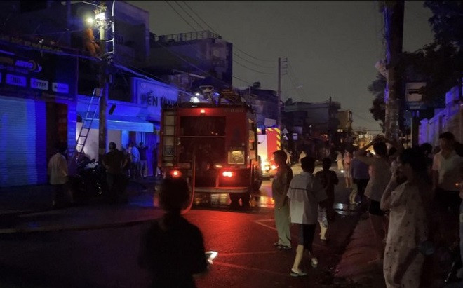 Cụ bà 100 tuổi mắc kẹt trong đám cháy ở Gò Vấp được giải cứu Ảnh 2