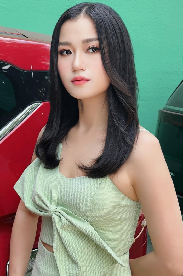 Nhờ việc giảm cân, Lâm Vỹ Dạ tự tin diện những trang phục bó sát và tự tin đứng trước ống kính