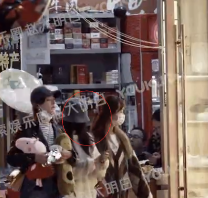 Triệu Lộ Tư mặc bộ đồ 'tông xuyệt tông' với màu trắng