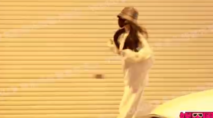 Sau khi bị người hâm mộ bắt gặp, Triệu Lộ Tư ngay lập tức chạy về phía xe ô tô