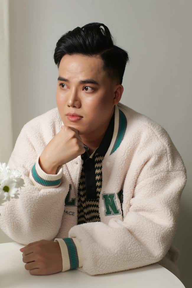 Diễn viên Duy Khương mới đây đã khiến dân mạng xôn xao khi có những chia sẻ đáng chú ý về showbiz.