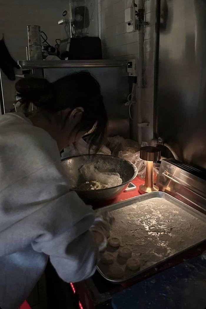 Giữa tâm bão scandal, Kim Sae Ron bị “bóc mẽ” chuyện giả làm nhân viên quán cafe.