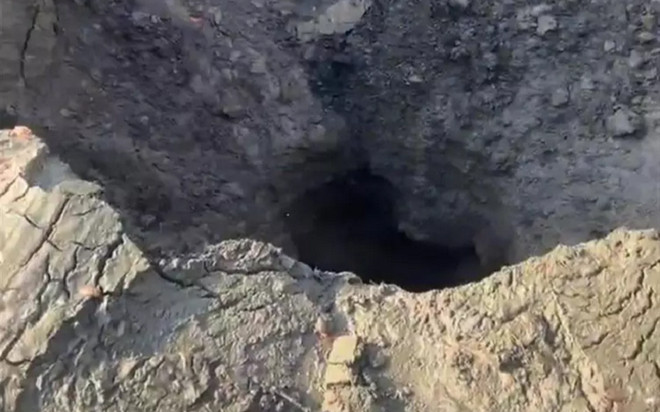 Hố sâu xuất hiện trong lòng hồ nước khiến 20.000 con cá biến mất chỉ sau một đêm Ảnh 2