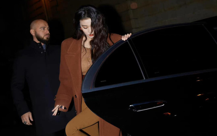 Ảnh xuống xe cực sang chảnh của các nữ minh tinh: 'Tiểu Lưu Diệc Phi' cũng phải thua Địch Lệ Nhiệt Ba Ảnh 2