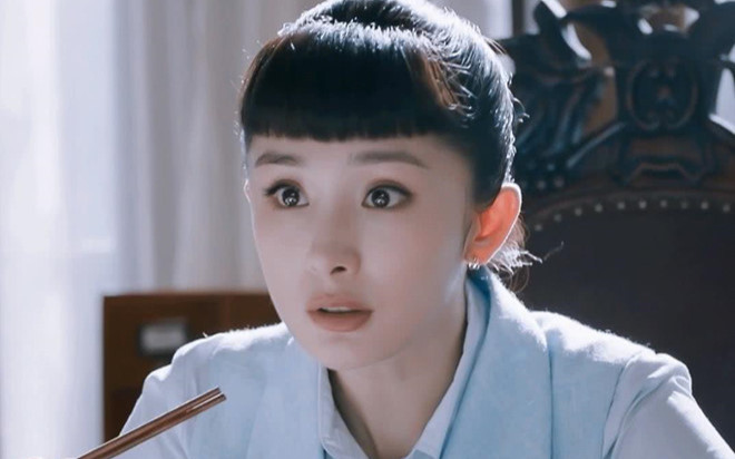 Sao nữ bị 'phong ấn' nhan sắc vì mái ngố: Triệu Lệ Dĩnh quê mùa, Địch Lệ Nhiệt Ba kém sang một bậc Ảnh 2