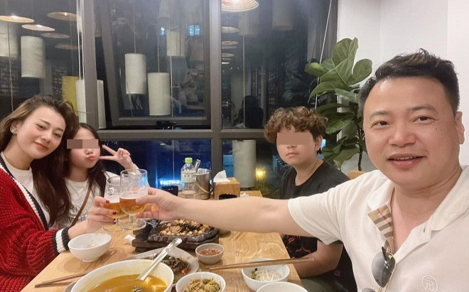 Ảnh hiếm hoi Shark Bình cho 2 con hội ngộ cùng Phương Oanh, netizen không thôi cà khịa: Xem được bao lâu Ảnh 2