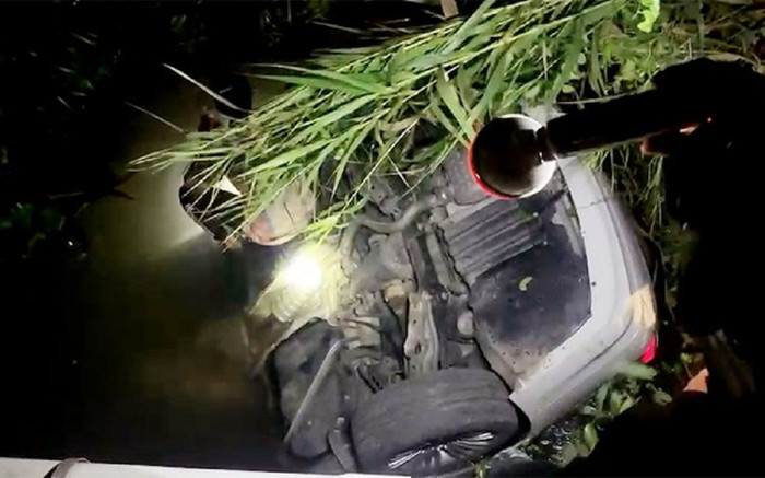 Chiếc ô tô nằm lật ngửa dưới mương nước và cái kết thảm thương của nữ tài xế Ảnh 2