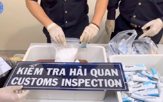 Vụ 4 tiếp viên hàng không xách ma túy từ Pháp về: Tiếp viên mới bay hơn 1 năm đã mang hơn 4kg ma túy Ảnh 2