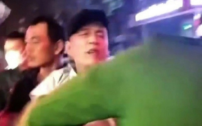 Người đàn ông hùng hổ tát thẳng mặt công an và cái kết Ảnh 2