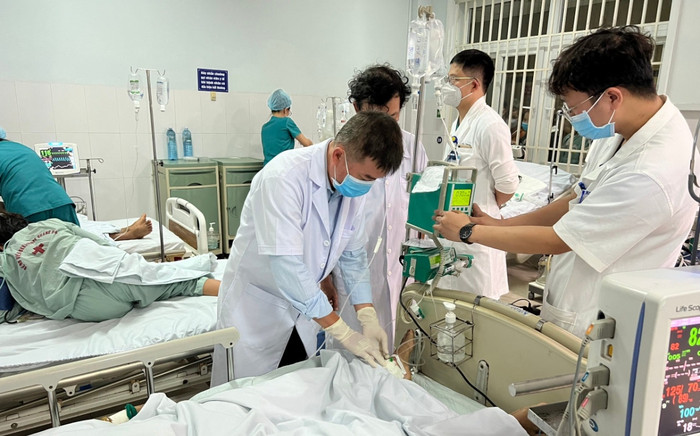 Khẩn cấp mang 5 lọ thuốc giải hiếm từ TP HCM đến Quảng Nam cứu hàng chục người ngộ độc vì ăn món này Ảnh 2