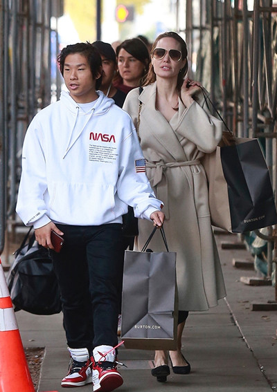 Pax Thiên đã thành chỗ dựa cho Angelina Jolie và các em sau khi bố mẹ ly hôn. Cách săn ảnh thường xuyên bắt gặp nữ diễn viên đưa con trai nuôi đi dạo phố và mua sắm