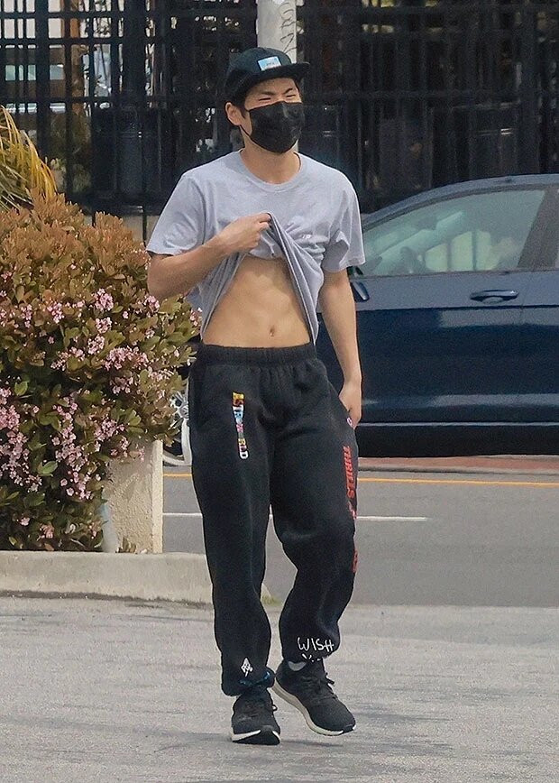 Cánh săn ảnh không khỏi bất ngờ trước thân hình săn chắc của con trai Angelina Jolie