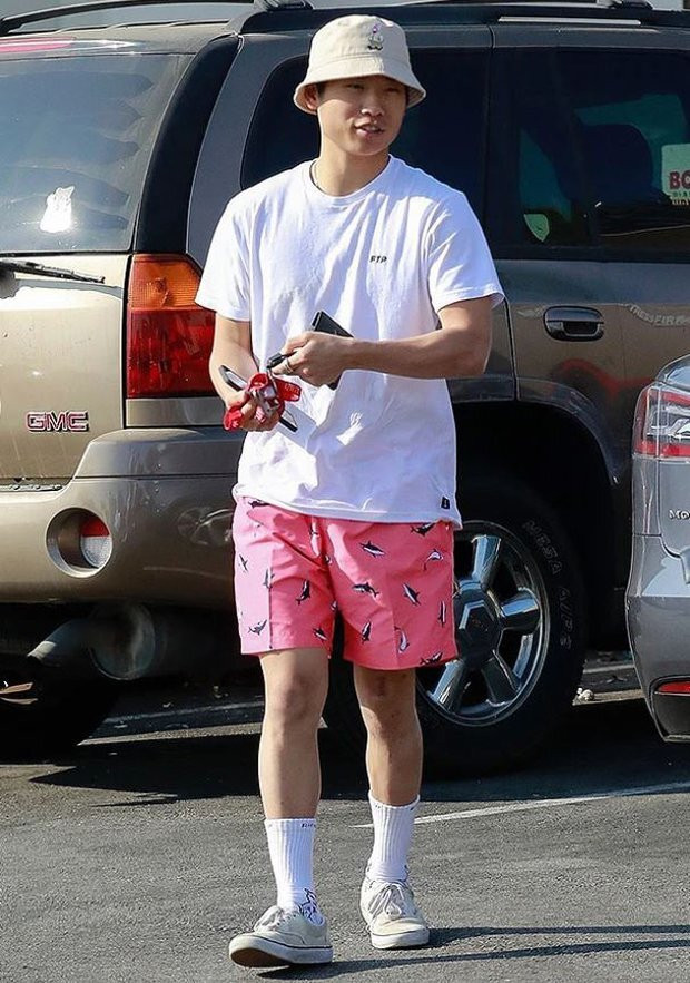 Con trai nuôi Angelina Jolie khá thoải mái khi xuất hiện ở nơi công cộng