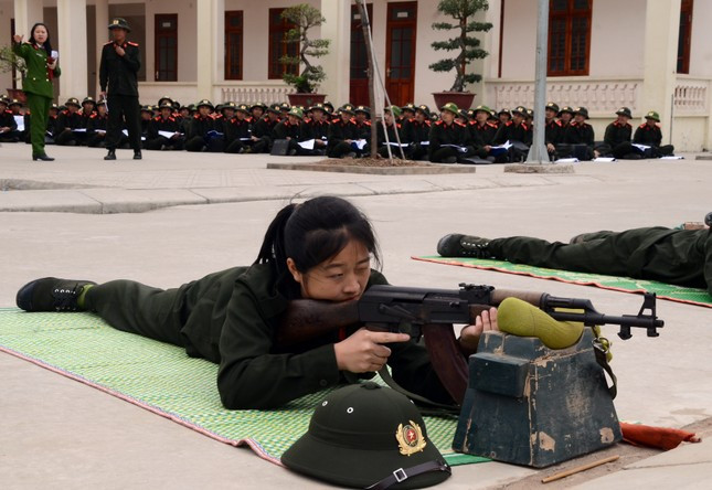 Nữ tân binh Nguyễn Lan Anh huấn luyện tập bắn.