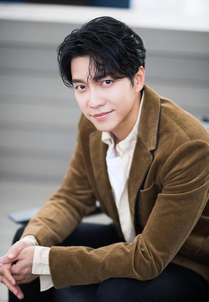 Lee Seung Gi, nam diễn viên nổi tiếng vừa bất ngờ hủy hôn. Những thước hình mới nhất của anh cũng đang thu hút sự chú ý của đông đảo người hâm mộ. Hãy cùng xem những hình ảnh này để khám phá thêm về cuộc đời và sự nghiệp của Lee Seung Gi.