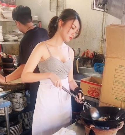 Mặc áo 2 dây gợi cảm, hot girl bán cơm rang gây náo loạn cả khu chợ Ảnh 3