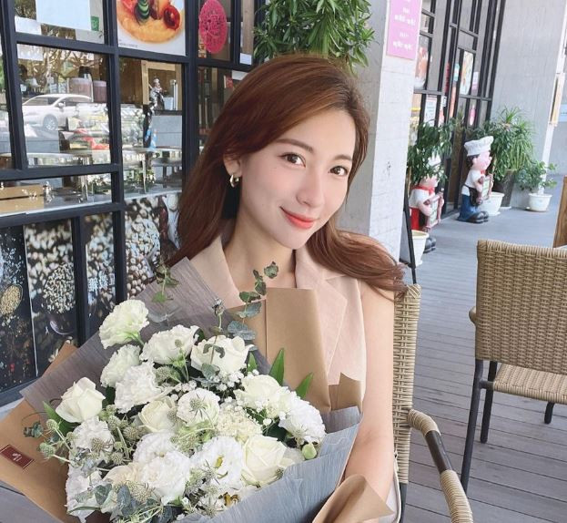 Mặc áo 2 dây gợi cảm, hot girl bán cơm rang gây náo loạn cả khu chợ Ảnh 2