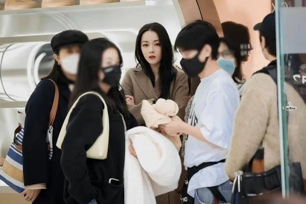 'Thà cô ây diện áo khoác ngay từ đầu có lẽ đẹp hơn nhiều', một bình luận trái chiều dành cho tổng thể của Địch Lệ Nhiệt Ba trong sự kiện. 