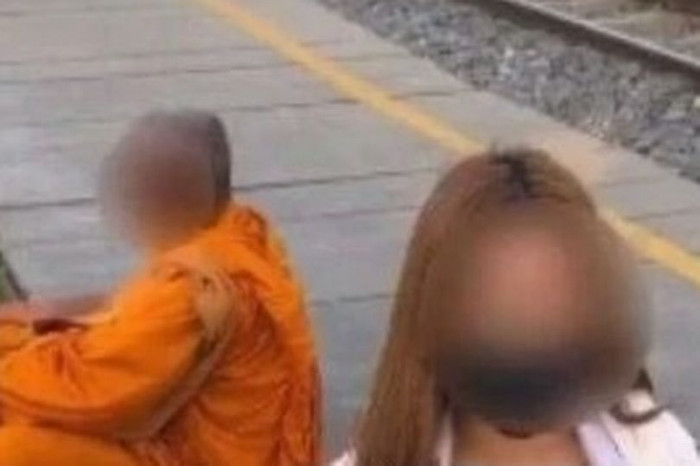 Bung hết cúc áo chụp ảnh khiêu gợi bên cạnh nhà sư, cô gái bị cảnh sát bắt giữ Ảnh 1