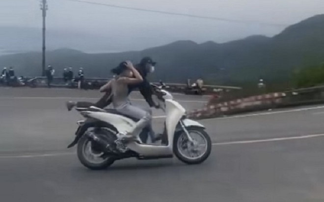 Thông tin 'bất ngờ' về đôi nam nữ đi SH 'làm xiếc' trên đèo Hải Vân Ảnh 2