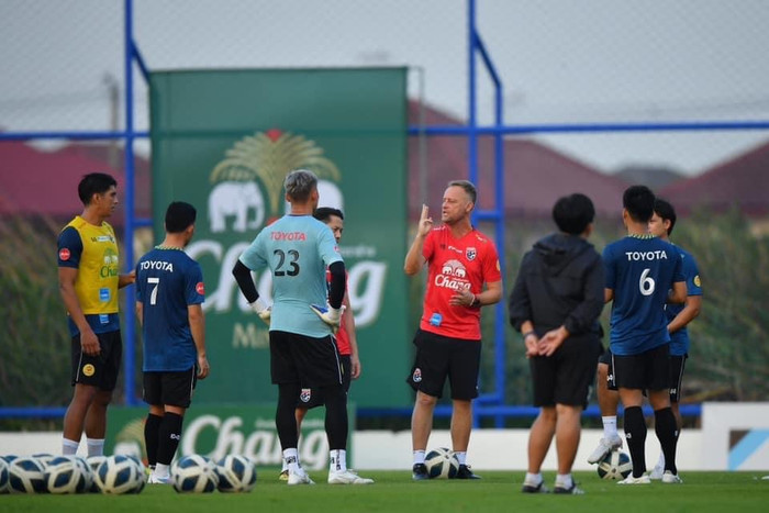 Theo lịch FIFA Days của tháng 3, tuyển Thái Lan gặp Syria và UAE. Cả hai đối thủ được đánh giá chất lượng tốt với Thái Lan, bởi Syria có hạng 91 trên bảng xếp hạng FIFA, UAE đứng hạng 72, trong khi 'voi chiến' xếp hạng 111. 