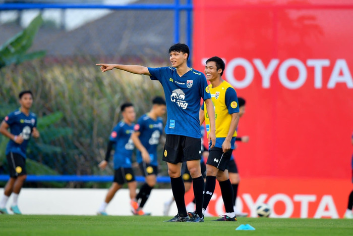 Sau buổi gặp mặt, các cầu thủ Thái Lan tập luyện trong buổi chiều cùng ngày.