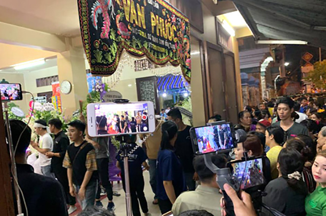 Những hình ảnh phản cảm trong lễ tang của nghệ sĩ Việt Ảnh 6