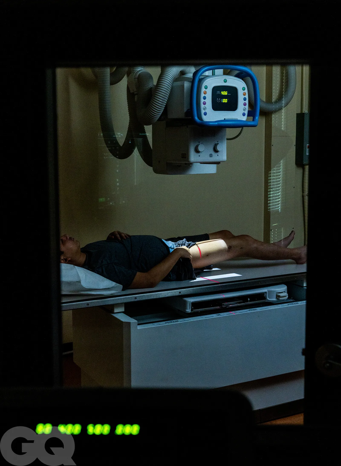 Khoa Pug xuất hiện trên báo Mỹ, lần đầu khoe cận đôi chân dài 5 tỷ Ảnh 3