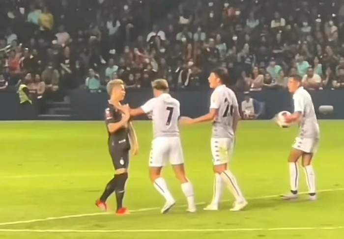 Theerathon Bunmathan - đội trưởng tuyển Thái Lan bị đối thủ vây quanh và cậy số đông bắt nạt anh ở Thai League.