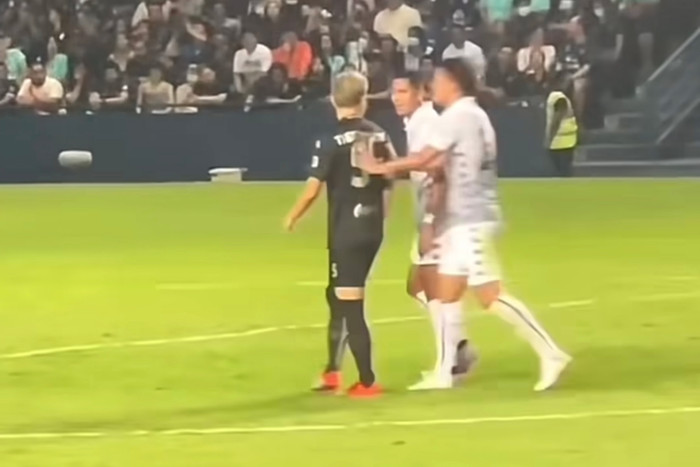 Theerathon Bunmathan tố đối thủ chơi xấu khi anh chỉ muốn đưa bóng vào cuộc, dù Buriram dẫn đến thủ cách biệt lớn.