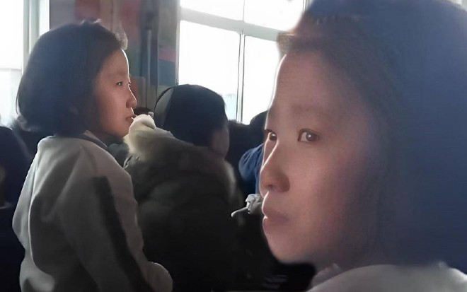 Bố mẹ ly hôn, bé gái mỏi mòn chờ người lớn đến họp phụ huynh nhưng hiện thực làm cay khóe mắt Ảnh 2