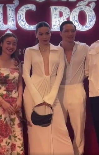 Vợ chồng Hồ Ngọc Hà - Kim Lý đến trễ nửa tiếng trong sự kiện phim của Đàm Vĩnh Hưng Ảnh 1