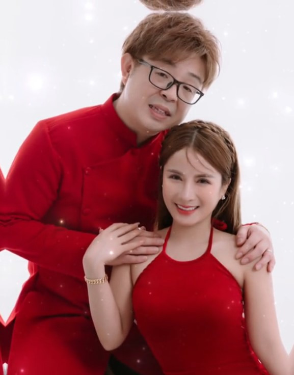 Bà Nhân Vlog đăng khoảng khắc vui vẻ hạnh phúc bên chồng. (Ảnh chụp màn hình).