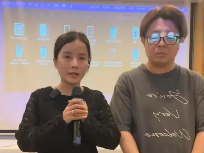 Vợ chồng Đức Nhân trong buổi thông tin báo chí trước đó.