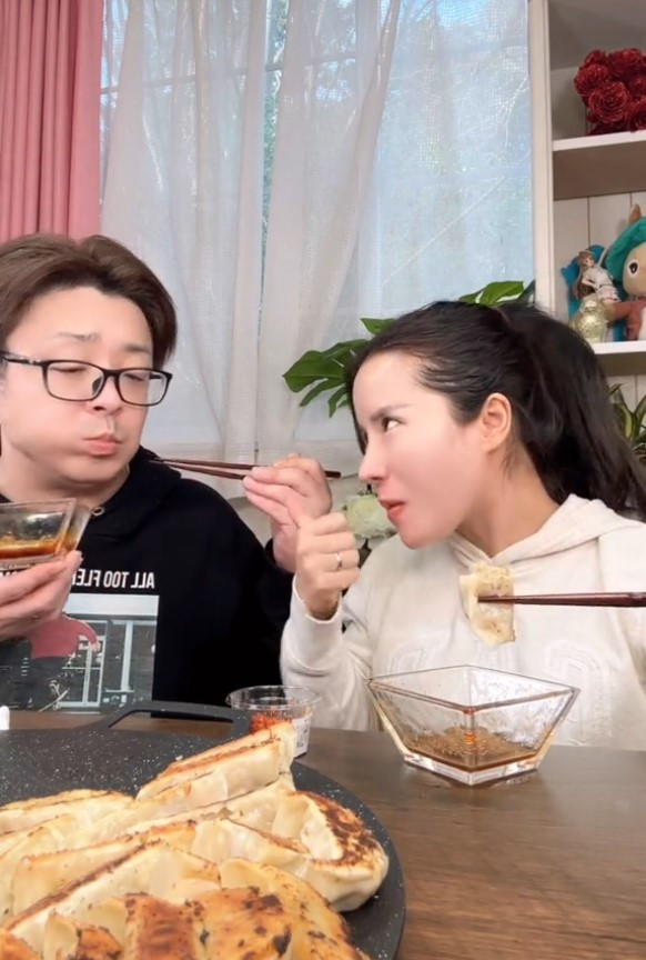 Nữ Tiktoker chia sẻ khoảng khắc vui vẻ bên chồng. (Ảnh chụp màn hình).