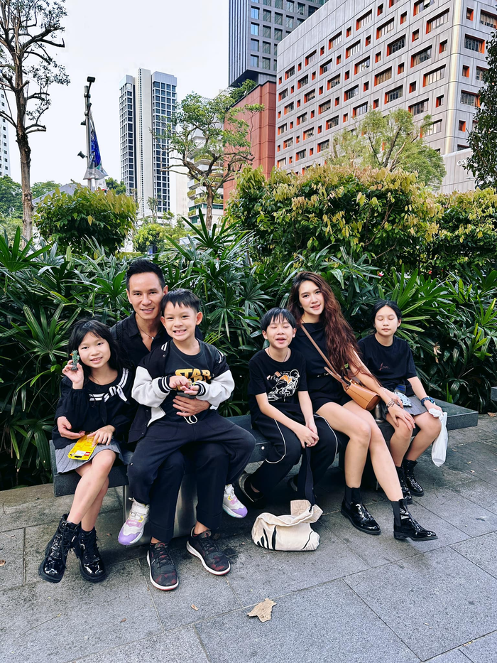 Nhờ tuân thủ các quy tắc khắc khe về ăn uống lẫn chăm sóc da, người đẹp khiến chồng vẫn mê đắm sau 13 năm chung sống. 