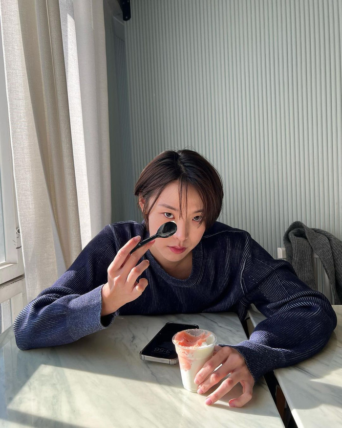 Miss Earth 2022 Choi Sue Mina gây bất ngờ khi 'xuống tóc'.