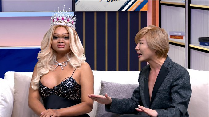 Tân hoa hậu xuất hiện cùng chủ tịch Bryan Tan - chủ tịch Miss Fabulous Thailand lẫn Miss Fabulous Thailand. 