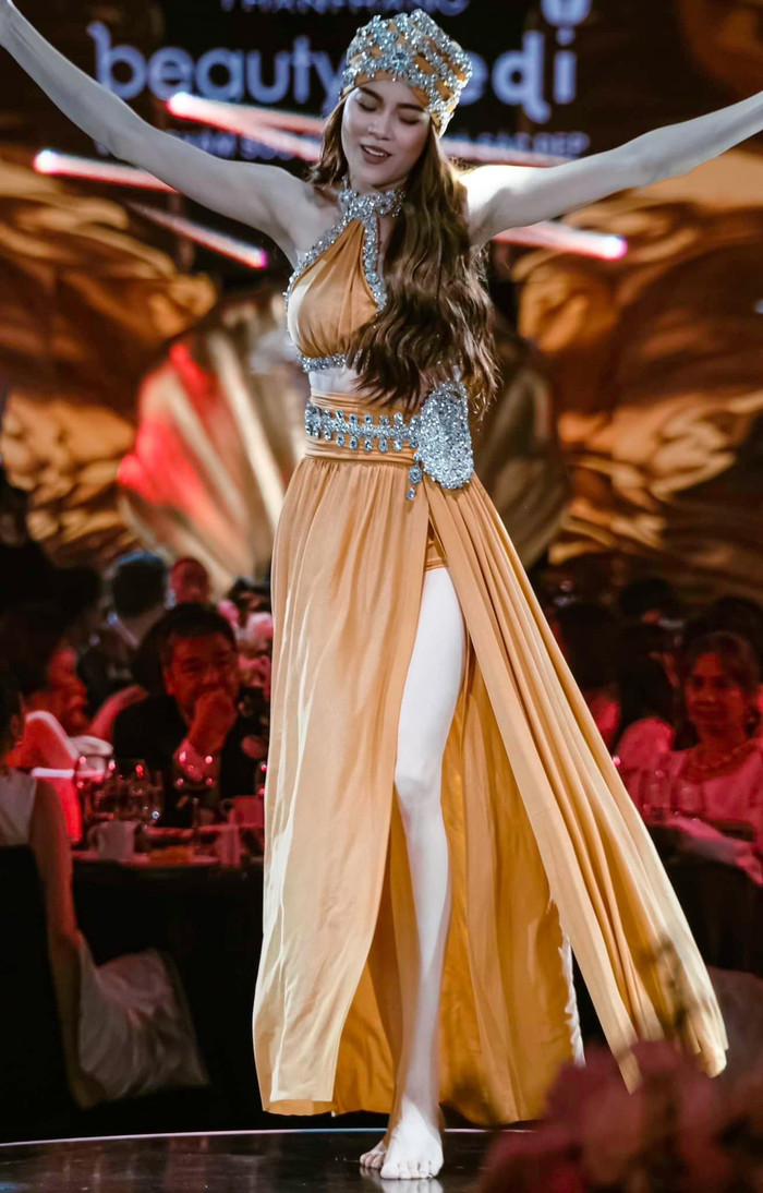 Nhờ chiếc quần chuyên dụng, Hồ Ngọc Hà tự tin nhảy múa mà không sợ bị 'lộ'