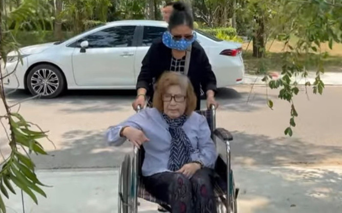 NSƯT Diệu Hiền ngồi xe lăn vượt hơn 60km đến thăm mộ NSƯT Vũ Linh Ảnh 2