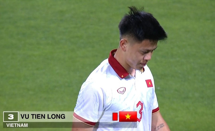 Tiến Long nhận thẻ đỏ.