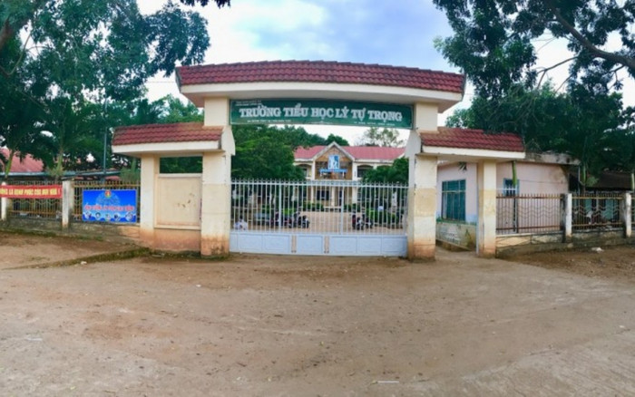 Người lạ tiếp cận đưa cho học sinh thứ này rồi rời đi, hàng chục học sinh sau đó nhập viện khẩn Ảnh 2