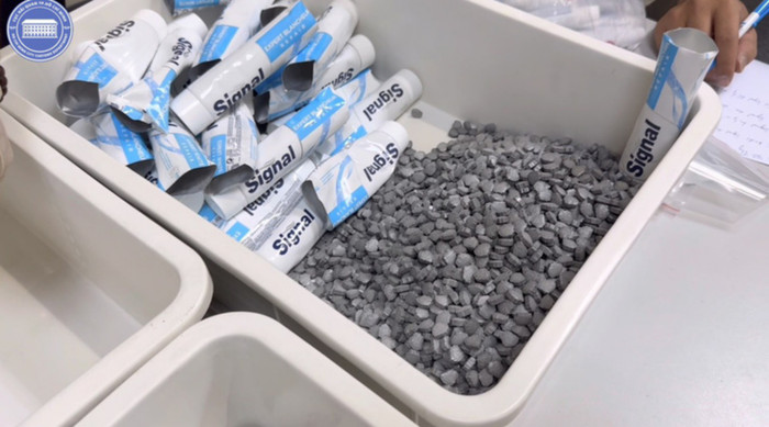 Ma túy được phát hiện trong một số tuýp kem đánh răng. (Ảnh: Hải Quan TP HCM).