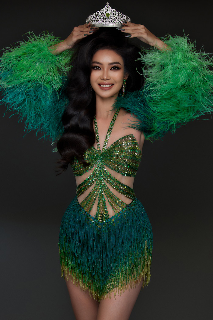 'Ở mỗi sân chơi đều có những yêu cầu riêng, quan trọng bạn biến hóa như thế nào để phù hợp với thị trường. Như bản thân tôi có thể từ một cô gái sắc sảo, lạnh lùng trên sàn catwalk đến một người phụ nữ trưởng thành, thể hiện sự quyến rũ trong ánh mắt, nụ cười mỗi khi chụp ảnh, hay một cô gái truyền thống đằm thắm trong tà áo dài và bà ba'.