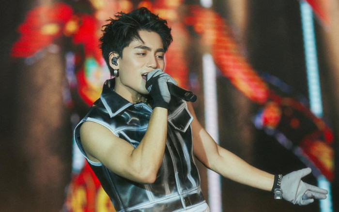 Đang hát thì bị khán giả ném đồ lên sân khấu, hành động của MONO khiến ai cũng bất ngờ Ảnh 2