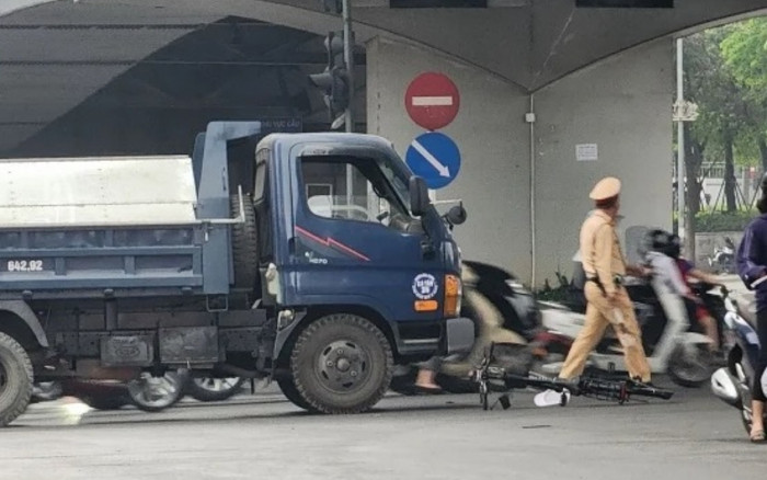 Một người đi xe đạp tử vong sau va chạm với ô tô tải giữa phố Hà Nội Ảnh 2
