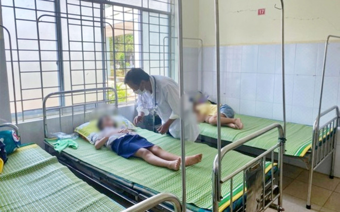 Vụ hàng chục học sinh ngộ độc khi nhận bóng bay từ người lạ: Trên bóng có bột, đưa rồi bắt học sinh thổi? Ảnh 2