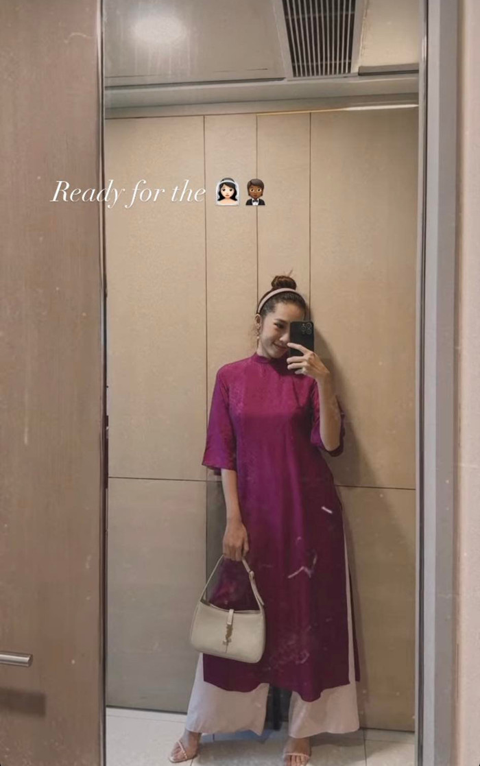 Emily diện lễ phục truyền thống.