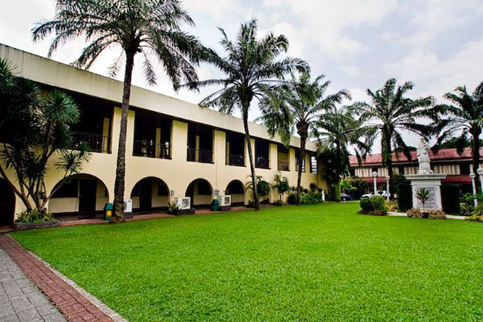 Không gian bên ngoài nhà thờ. 